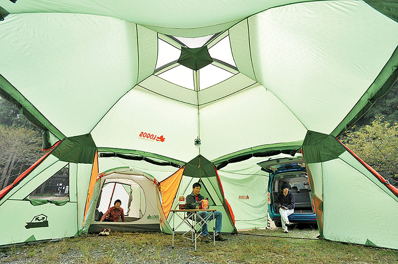 超巨大テント、“デカゴン”を使って、広々キャンプサイトを満喫 