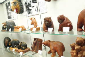 八雲郷土資料館の熊の木彫り2
