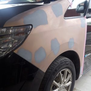 ニッサン　セレナ　フロントフェンダーパネルの交換作業。